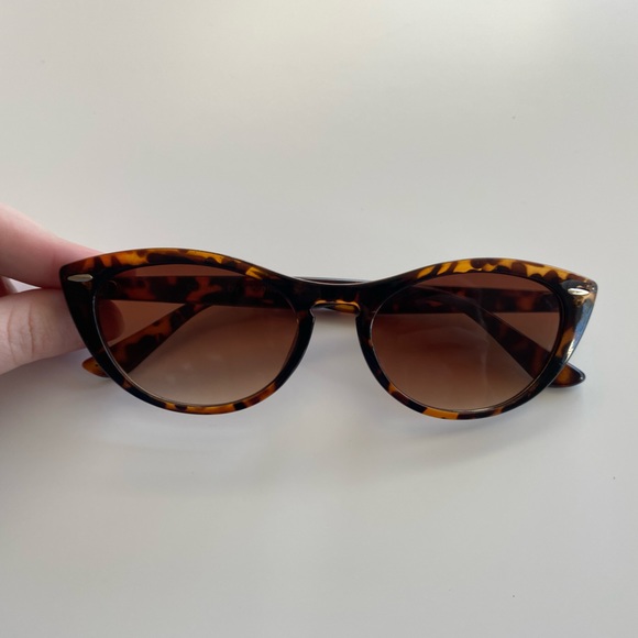 90s Vintage Look Cat Eye Tortoiseshell Sunglasses 🕶 - Picture 2 of 10